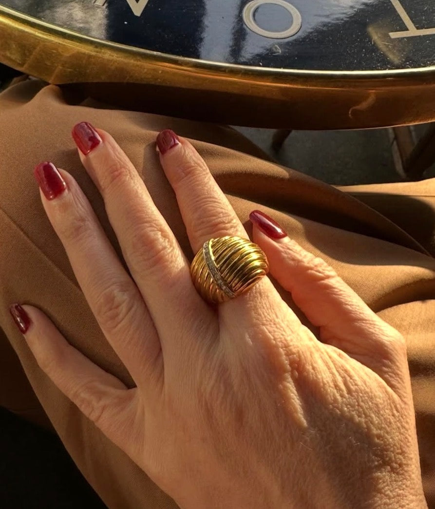 Venus rhinestone dollar sand ring