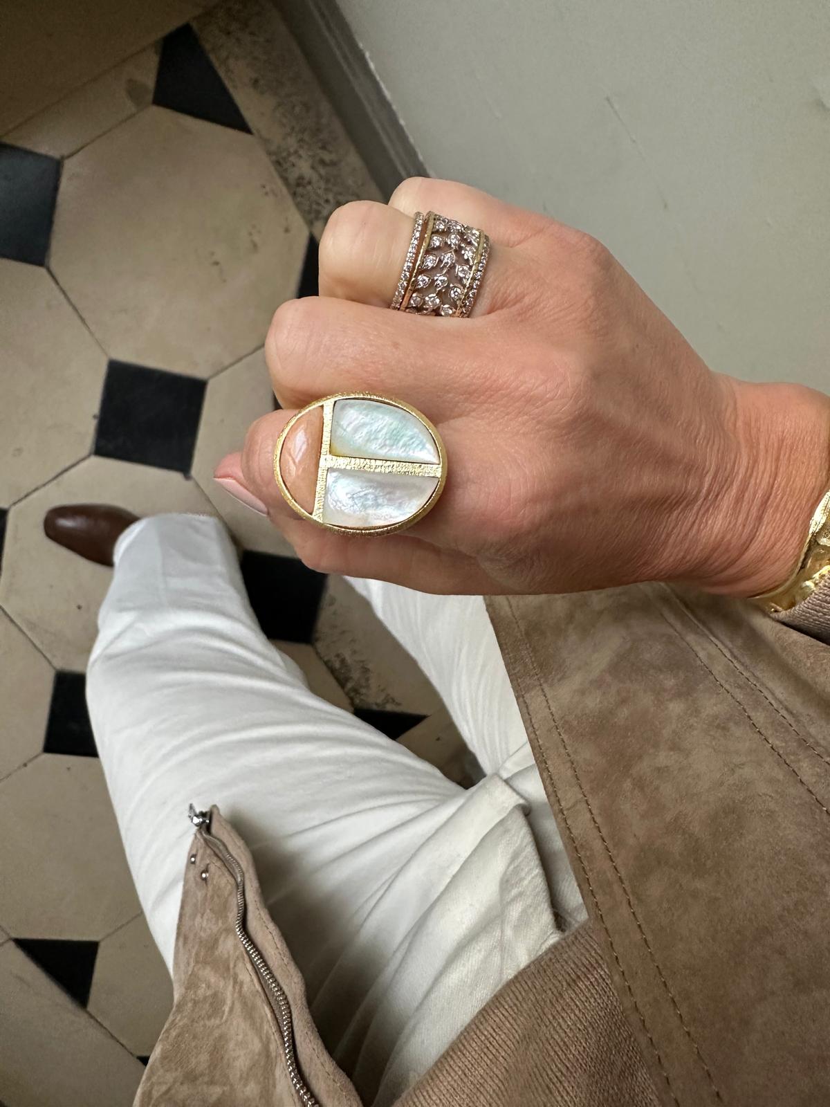 Bague scarabée nacre blanche et pierre de lune pêche