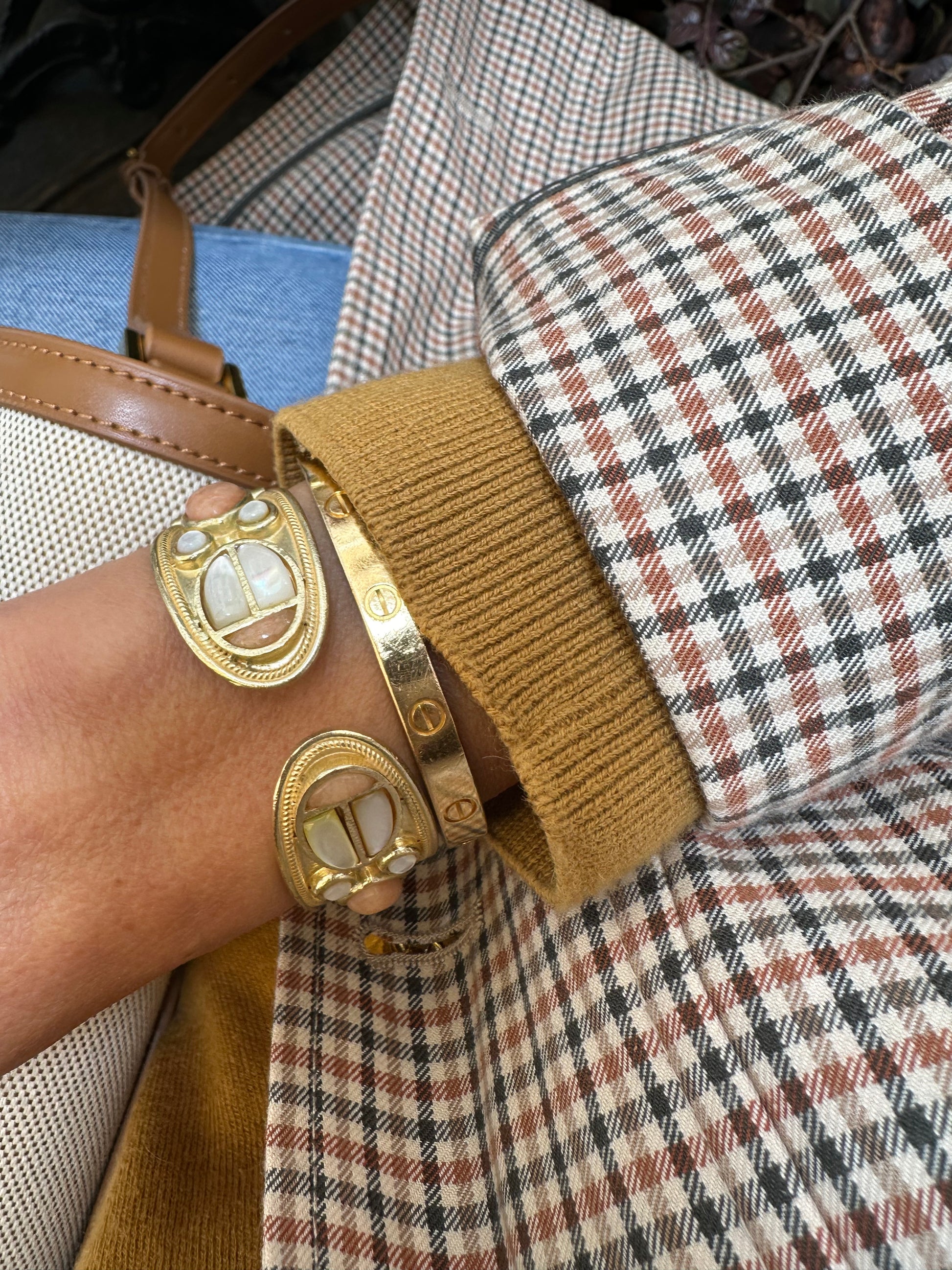 Beetle bangle with white mother-of-pearl and peach moonstone