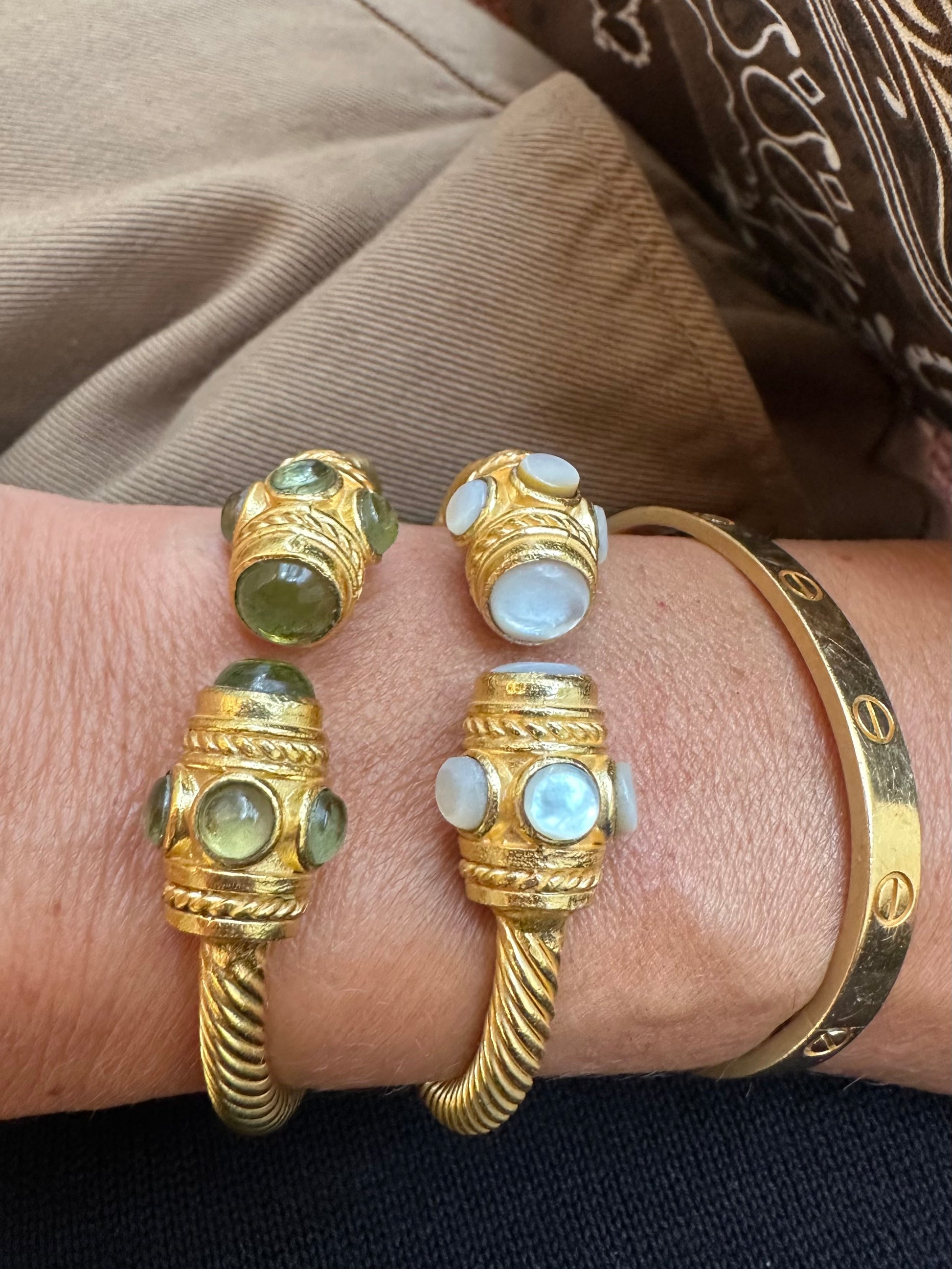 White mother-of-pearl twisted bangle