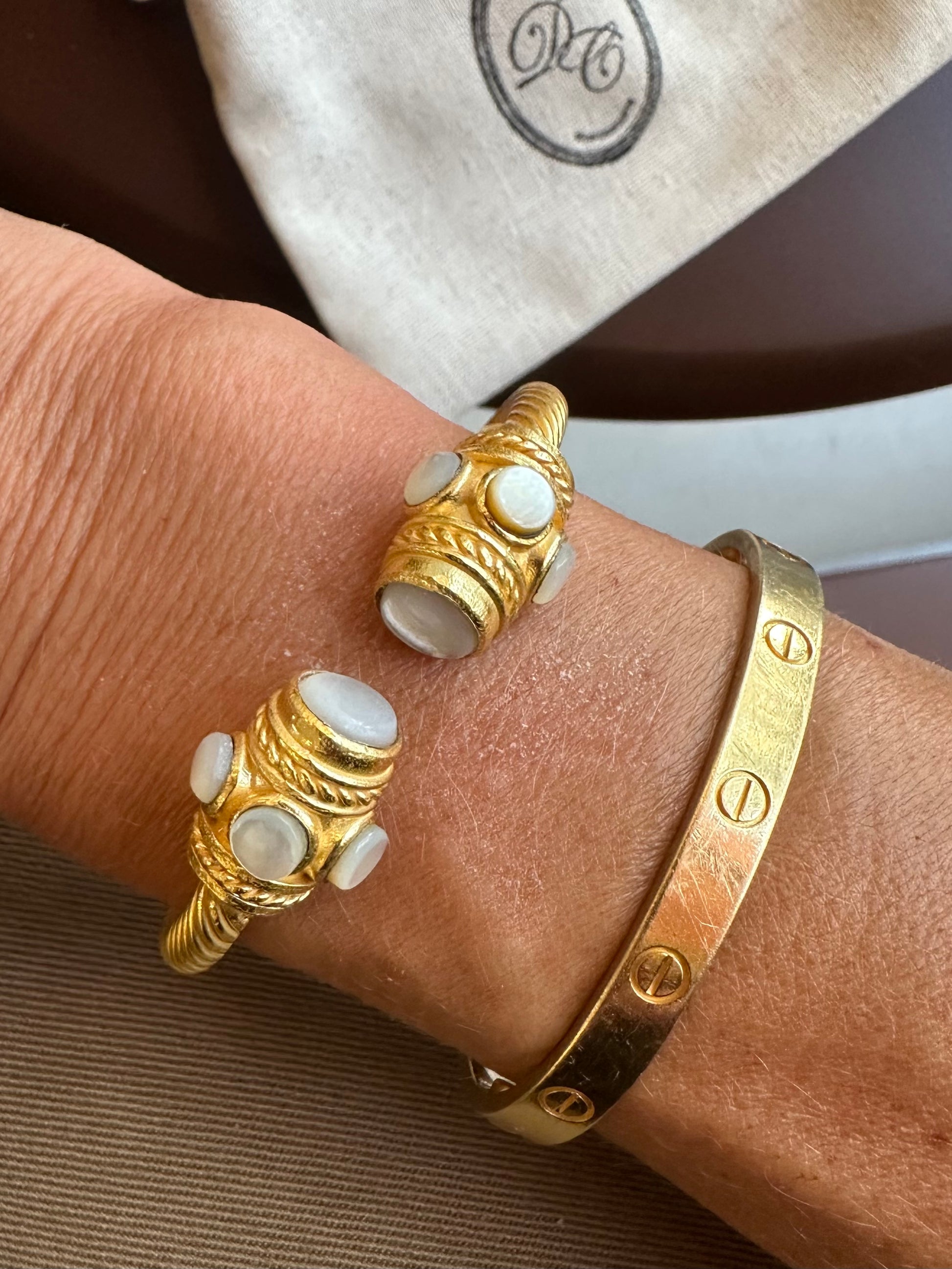 White mother-of-pearl twisted bangle