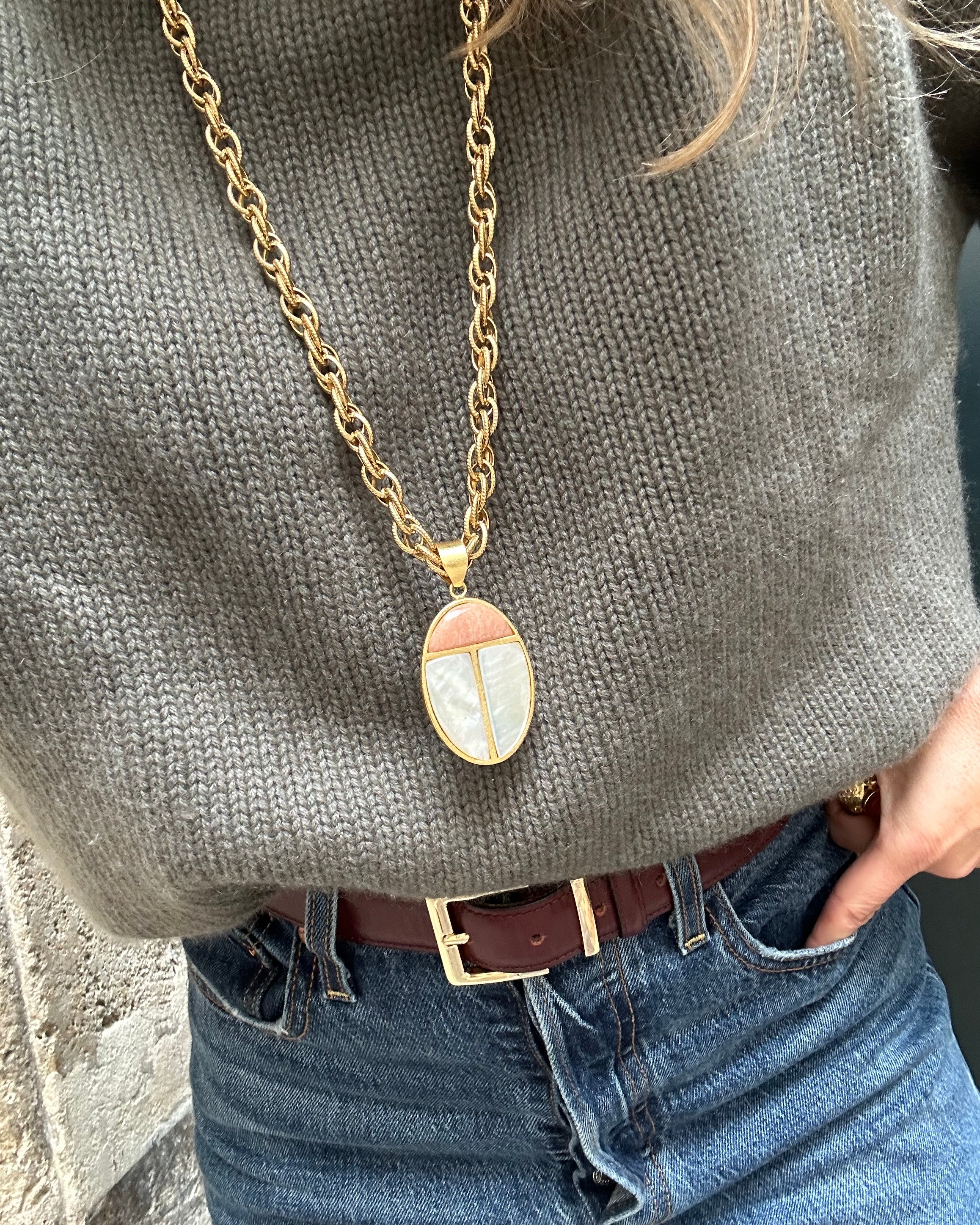 Sautoir scarabée nacre blanche et pierre de lune pêche