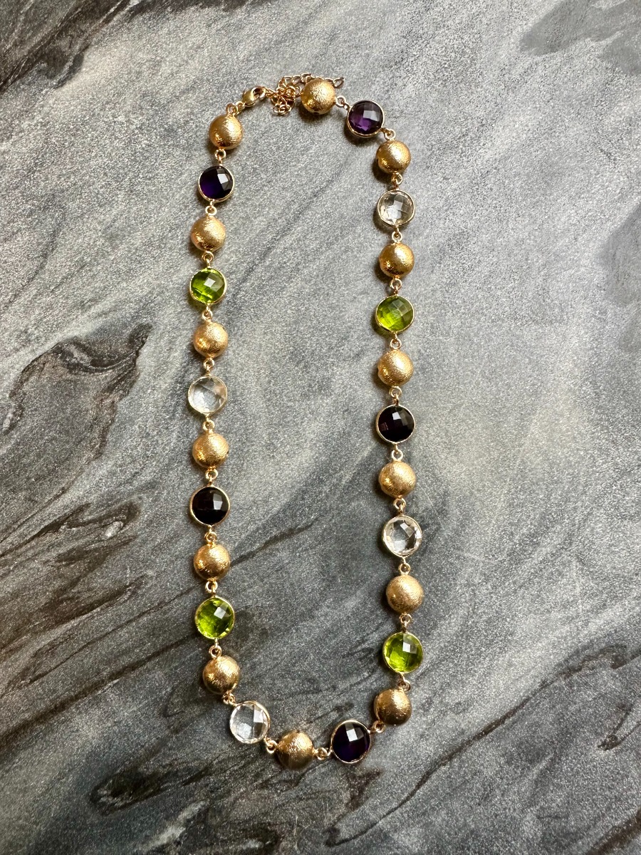 Collier ras du cou péridot améthyste et boules or mat